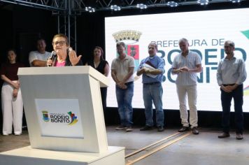 Acendimento das luzes marca a abertura da programação natalina em Rodeio Bonito