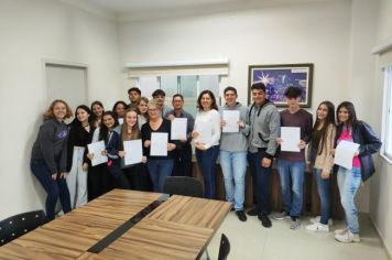 Estudantes entregam projetos ao prefeito Paulo Duarte