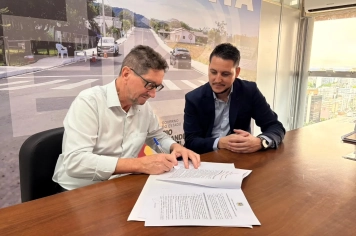 Prefeito Paulo Duarte firma convênio na Sedur para investimento de R$ 1,3 milhão em pavimentação asfáltica