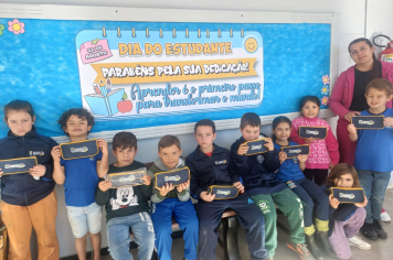 Escolas Municipais de Rodeio Bonito celebram o Dia do Estudante com presentes e espetáculo teatral