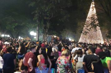 Público lota a Praça Gildo Possamai para a abertura do Natal 2023 em Rodeio Bonito
