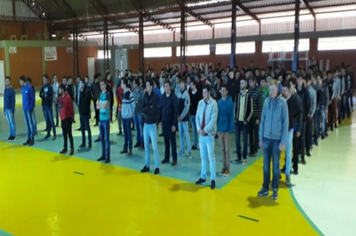 JOVENS PARTICIPAM DE JURAMENTO À BANDEIRA
