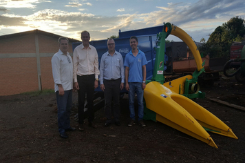 SECRETARIA DA AGRICULTURA RECEBE CARRETA AGRÍCOLA E ENSILADEIRA 