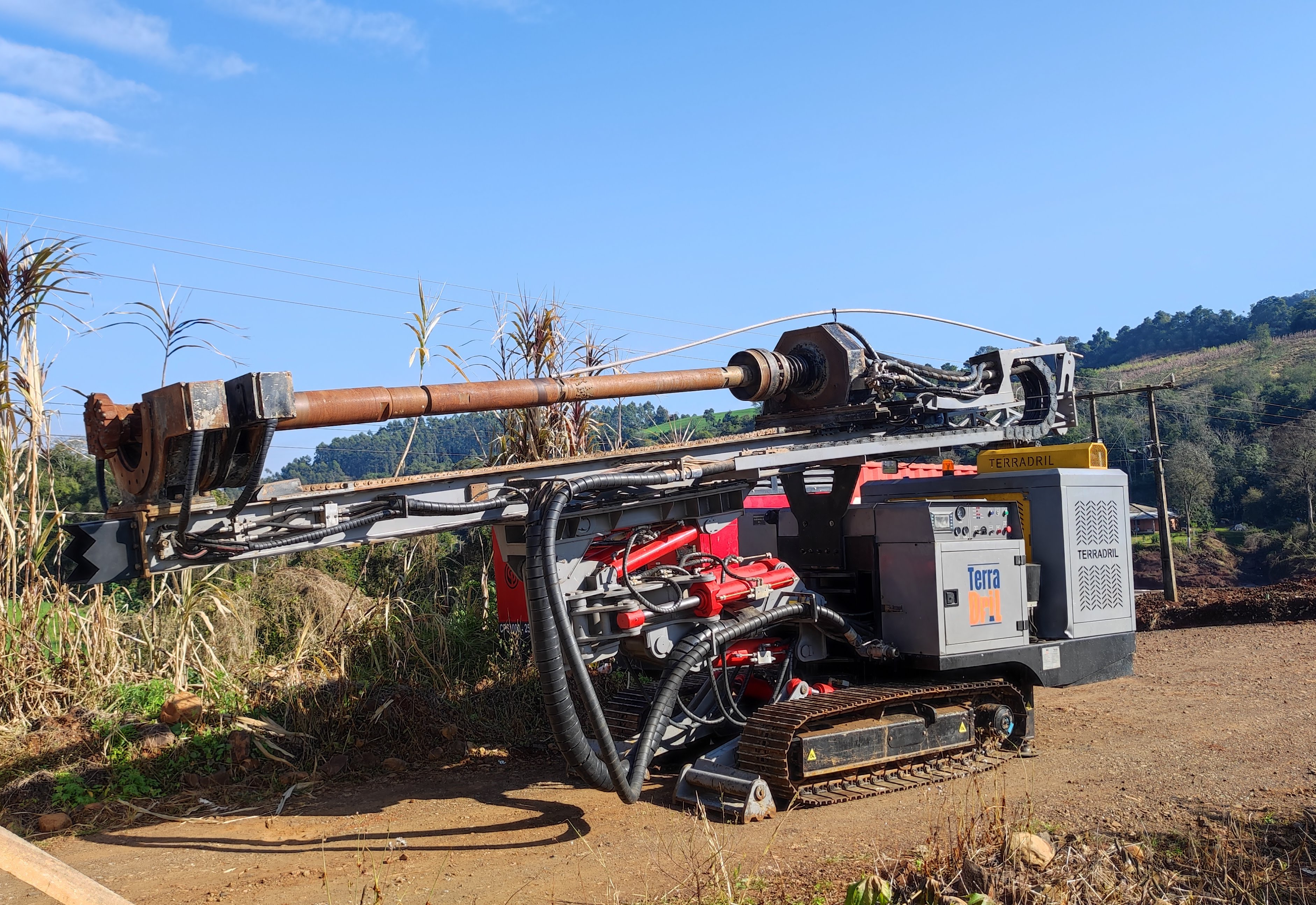 Máquina utilizada para a implantação da estaca raiz chega ao local da obra de construção da nova ponte em Rodeio Bonito