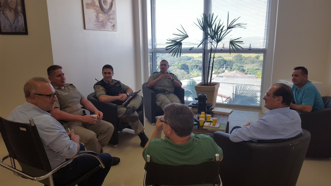 BRIGADA MILITAR REÚNE-SE COM AUTORIDADES DO MUNICÍPIO