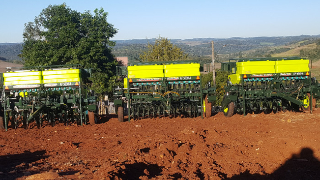 MUNICÍPIO RECEBE PLANTADEIRAS