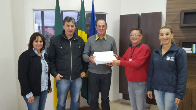 EMATER ENTREGA INSCRIÇÕES DO PNHR AO EXECUTIVO