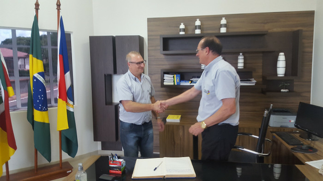 FERRARI TRANSMITE O CARGO DE PREFEITO 