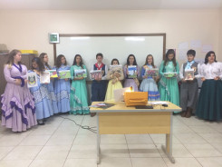 1ª PRENDA JUVENIL DA 28ª REGIÃO TRADICIONALISTA MINISTRA PALESTRA EM ESCOLAS 