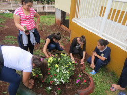 JARDIM DO CRAS RECEBE CUIDADOS ATRAVÉS DE OFICINAS