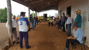 EQUIPE DE SERVIDORES COMEÇA LIMPEZA NA CIDADE