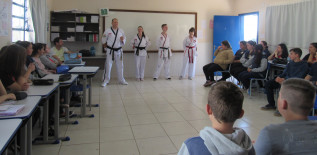 MESTRE DE TAEKWONDO NA ESCOLA