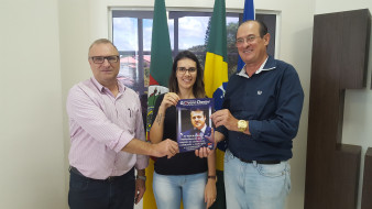 ASSESSORA DE DEPUTADO VISITA O MUNICÍPIO