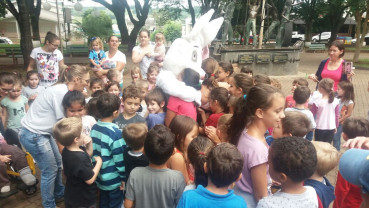 COELHO DA PÁSCOA DISTRIBUI DOCES AOS ALUNOS