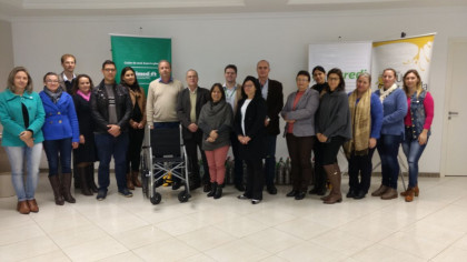 EM AÇÃO COOPERATIVA, CADEIRA DE RODAS É ENTREGUE AO HOSPITAL SÃO JOSÉ